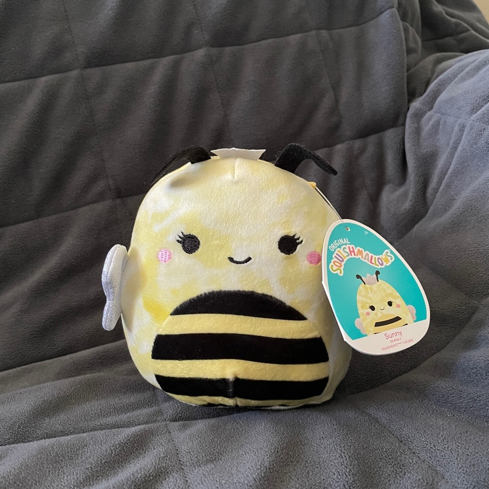 Sunny the Queen Bee squishmallow 5”